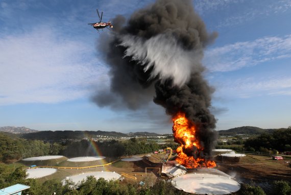 고양 저유소 화재 당시 소방당국이 진화 작업을 벌이는 모습. © News1 구윤성 기자