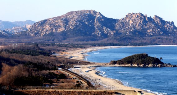 새해 첫날 신원이 밝혀지지 않은 월북자가 발생 동부전선 육군 제22보병사단을 비롯 육군에 비상이 걸렸다. 2일 오후 민간인이 들어갈 수 있는 최북단 강원도 고성군 통일전망대에서 남방한계선부터 북한 지역 군사분계선(MDL) 안쪽 구선봉까지 보인다. 사진=뉴시스