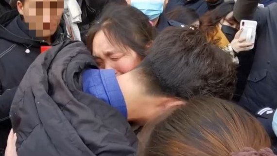 [서울=뉴시스] 지난 1일 33년 만에 극적으로 상봉한 리징웨이와 그의 친 어머니가 서로를 부둥켜안고 울고 있다. (출처 : 웨이보 화면 캡처) 2022.01.03. *재판매 및 DB 금지