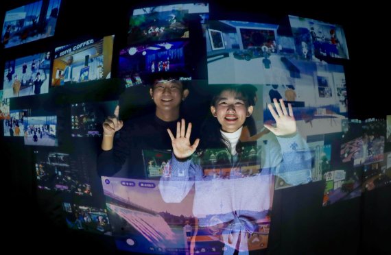 [서울=뉴시스] 조성우 기자 = 2022년 가상공간 메타버스가 현실로 다가왔다.당장 서울시는 코로나19 확산 방지를 위해 보신각 '제야의 종' 타종식을 현장 행사 없이 온라인과 메타버스를 활용한 방식으로 진행한다고 밝혔으며 페이스북은 사명을 메타(Meta)로 변경하는 등 메타버스 사업에 사활을 걸었다. 1992년 SF소설 <스노우 크래쉬>에 처음 등장한 메타버스는 가상과 초월을 의미하는 ‘메타(meta)’와 현실세계를 뜻하는 ‘유니버스(universe)’를 합성한 단어다.MZ세대 조자홍(21) 씨와 윤지원(21) 씨가 홀로그램 영상