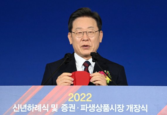 이재명 더불어민주당 대선 후보가 3일 서울 영등포구 한국거래소에서 열린 2022년 증권·파생상품시장 개장식에 참석해 축사를 하고 있다. 사진=서동일 기자