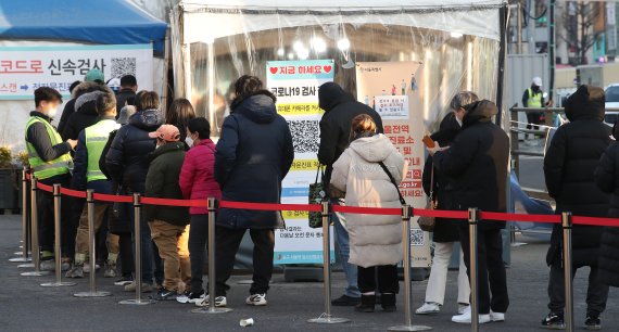 3일 서울역광장에 마련된 코로나19 중구 임시선별검사소에서 시민들이 검사를 받기 위해 기다리고 있다. 뉴스1 제공.