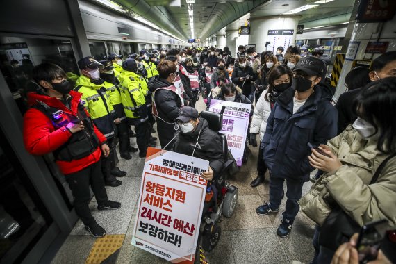 “지하철 잠깐 연착됐지만 장애인들의 삶은 아예 멈춰져”