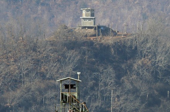 새해 첫날인 지난 1일 강원도 동부전선 최전방 철책을 통해 우리 국민으로 추정되는 1명이 월북한 가운데 2일 오후 경기도 파주시 접경지역에서 바라본 북한군 초소에서 북한군 병사들이 경계근무를 서고 있다. 사진=뉴스1