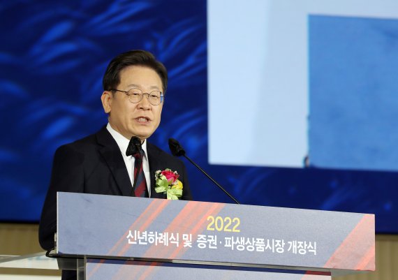 이재명 더불어민주당 대선후보가 3일 오전 서울 영등포구 한국거래소에서 열린 2022년 증권·파생상품시장 개장식에서 축사하고 있다./뉴스1.