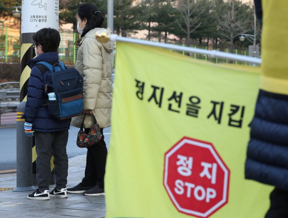 지난해 12월20일 서울 한 초등학교로 학생들이 등교하고 있다. /뉴스1 © News1 신웅수 기자