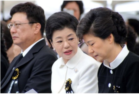 박근혜 전 대통령과 여동생 근령씨, 남동생 지만씨(오른쪽부터). © 뉴스1