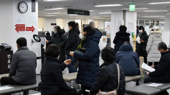 이른 아침부터 실직자들이 고용복지센터를 찾고 있다.