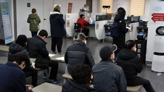 실업급여 신청을 대기하는 시민들