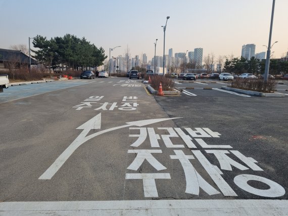 송도국제도시 달빛축제공원 주차장이 일반차와 함께 카라반·캠핑카 겸용 주차시설로 리모델링했다. 사진 달빛축제공원 주차장 전경.