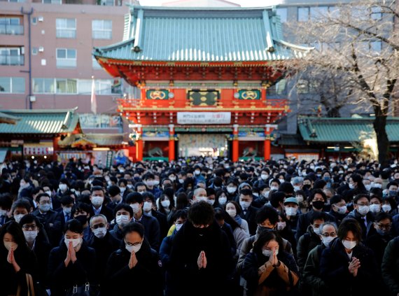 일본의 새해 업무개시일인 4일 일본 도쿄의 1300여년 역사의 간다묘진 신사가 새해 소원을 비는 사람들로 북적이고 있다. 로이터 뉴스1