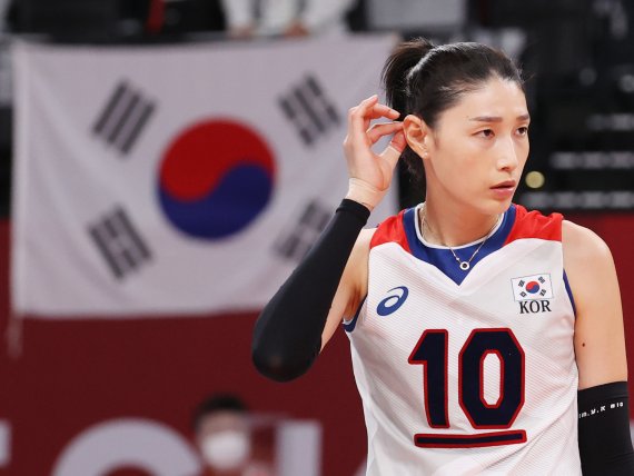 배구선수 김연경이 지난해 8월 일본 도쿄 아리아케 아레나에서 열린 '2020 도쿄올림픽' 여자 배구 준결승 대한민국과 브라질의 경기에서 점수 격차가 커지자 표정이 굳어지고 있다. 뉴스1 제공