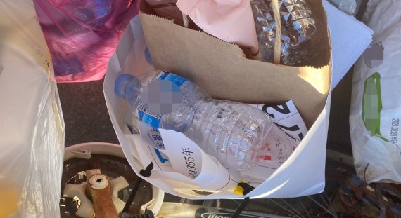 대구 수성구 수성동의 한 주택가에 종이와 투명페트병이 구분없이 버려져 있다. 2022.1.4 /뉴스1 ©News1 이성덕 기자