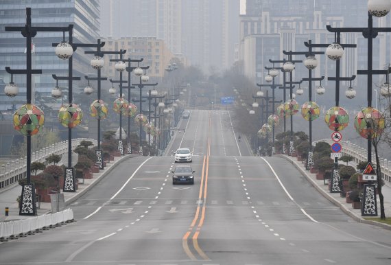 지난해 12월23일 봉쇄 조치가 내려진 중국 산시성 시안시의 한 도로에 차량 몇대만 운행되고 있다. 사진=신화뉴시스