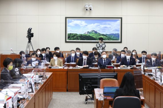 안경덕 고용노동부 장관이 15일 국회에서 열린 환경노동위원회 전체회의에서 의원 질의에 답변하고 있다. 2021.11.15/뉴스1 © News1 구윤성 기자 /사진=뉴스1