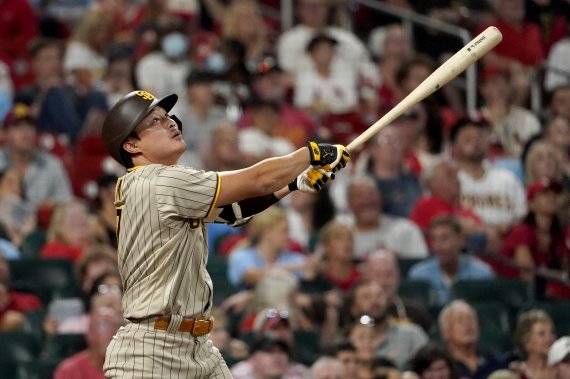 [세인트루이스=AP/뉴시스] 샌디에이고 파드레스 김하성이 9월 18일 열린 세인트루이스 카디널스와 MLB 경기에서 자신의 타구 방향을 바라보고 있다. 2022.01.05.