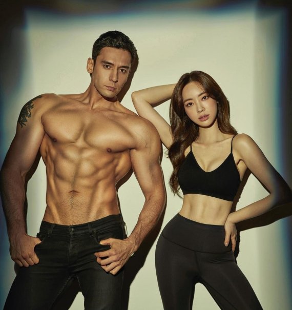 양정원, 줄리엔강 가슴에 발 올려놓고…"부끄러워라~"