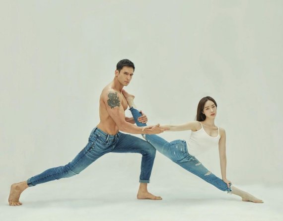 양정원, 줄리엔강 가슴에 발 올려놓고…"부끄러워라~"
