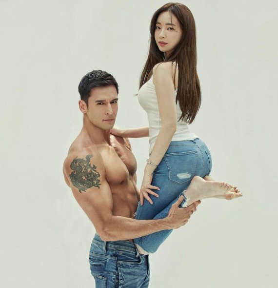 양정원, 줄리엔강 가슴에 발 올려놓고…"부끄러워라~"