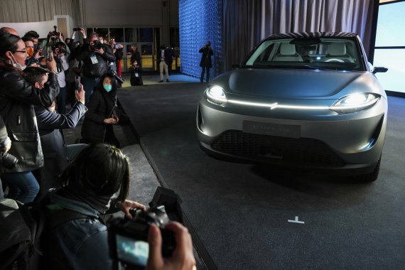 지난 1월 4일 미국 네바다주 라스베이거스에서 열린 전자제품박람회(CES)에서 공개된 소니의 전기 SUV '비전-S 02'. /AP뉴시스