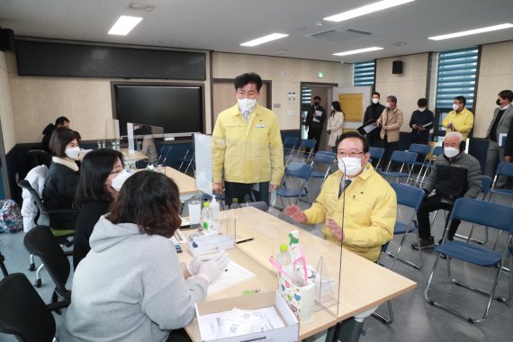 울산시의 일상회복 희망지원금 지급이 시작된 5일 송철호 울산시장(오른쪽)과 박태완 중구청장이 우정동행정복지센터를 찾아 현장을 점검하고 직원들을 격려했다. /사진=울산시 제공