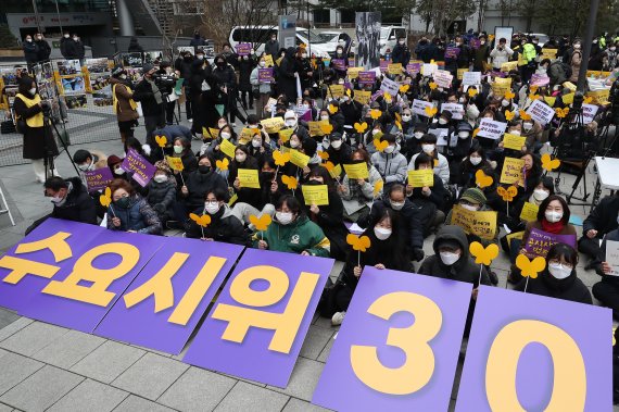 5일 오후 서울 종로구 옛 일본대사관 앞에서 열린 '제1525차 일본군성노예제 문제 해결을 위한 정기 수요시위'에서 참가자들이 일본 정부의 공식 사죄를 요구하며 함성을 외치고 있다. 수요시위는 1992년 1월 8일 미야자와 기이치(宮澤喜一) 당시 일본 총리의 방한에 따라 주한 일본대사관 앞에서 개최한 것을 시작으로, 이날까지 30년간 이어졌다./사진=뉴스1