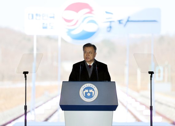 [고성=뉴시스] 전진환 기자 = 문재인 대통령이 5일 오전 강원 고성군 제진역에서 열린 동해선 강릉~제진 철도건설 착공식에서 발언 하고 있다. 2022.01.05. amin2@newsis.com