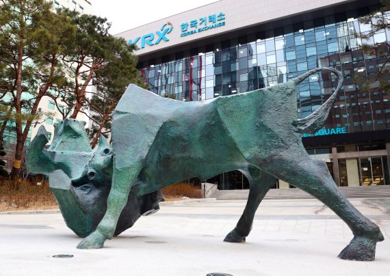 서울 한국거래소 사옥 로비에 있던 '소와곰상'이 옥외로 이전돼 있다. 한국거래소 제공