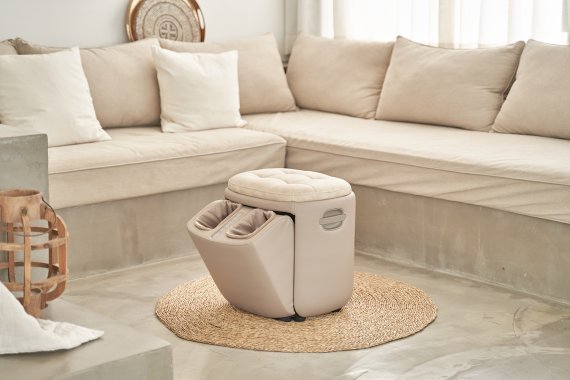 [서울=뉴시스]코지마는 오는 6일 롯데홈쇼핑 생방송 ‘최유라쇼’를 통해 스툴형 발마사지기 ‘코지스툴’을 판매한다. 방송 최초로 추첨을 통해 선정된 2명에게 코지마의 인기 리클라이너 안마의자 ‘코지체어’를 주고 방송 중 구매 시 무이자 36개월 혜택도 제공한다. (사진= 코지마 제공) 2022.01.05