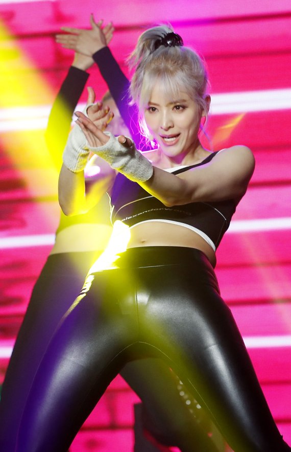 그룹 하이키(H1-KEY) 시탈라가 5일 오후 서울 강남구 일지아트홀에서 첫 번째 싱글앨범 '애슬레틱 걸(Athletic Girl)' 발매 쇼케이스에 참석해 신곡을 선보이고 있다. © News1 권현진 기자