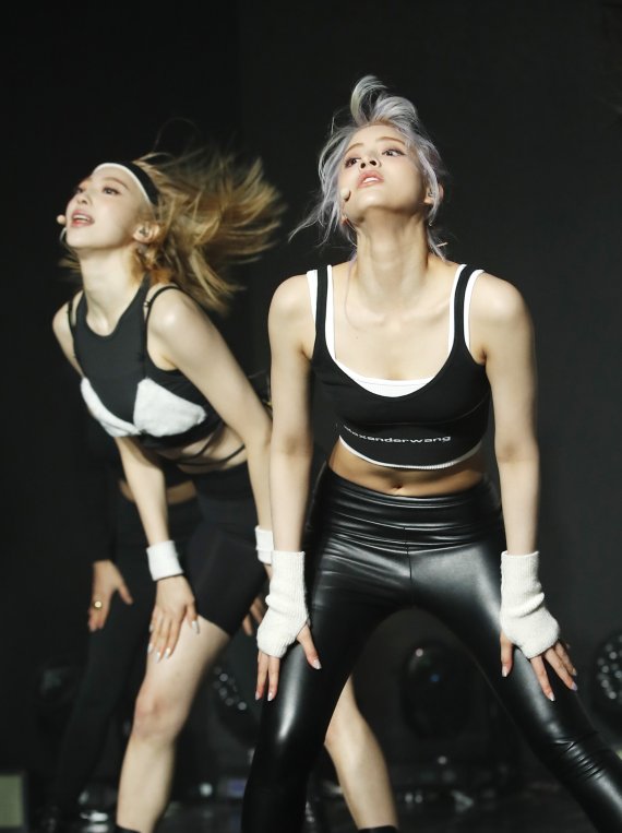 하이키(H1-KEY) 옐, 시탈라(오른쪽)가 5일 오후 서울 강남구 일지아트홀에서 첫 번째 싱글앨범 '애슬레틱 걸(Athletic Girl)' 발매 쇼케이스에 참석해 신곡을 선보이고 있다. © News1 권현진 기자