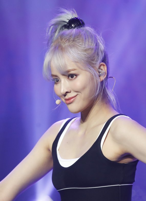 하이키 시탈라가 5일 오후 서울 강남구 일지아트홀에서 첫 번째 싱글앨범 '애슬레틱 걸(Athletic Girl)' 발매 쇼케이스에 참석해 매력적인 무대를선보이고 있다. © News1 권현진 기자