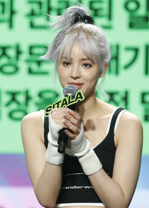 그룹 하이키(H1-KEY) 시탈라가 5일 오후 서울 강남구 일지아트홀에서 첫 번째 싱글앨범 '애슬레틱 걸(Athletic Girl)' 발매 쇼케이스에 참석해 부친 논란에 대한 질문에 답하고 있다. 최근 온라인 상에서는 태국 K팝 팬들을 중심으로 시탈라에 대한 잡음이 흘러나왔다. 시탈라의 부친이 태국 군부 독재 앞잡이 역할을 했으며, 시탈라는 그런 아버지를 존경한다는 발언을 해 논란이 일었던 것. 이로 인해 태국은 물론 국내 K팝 팬들 사이에서도 시탈라에 대한 여론이 안 좋아졌다. © News1 권현진 기자
