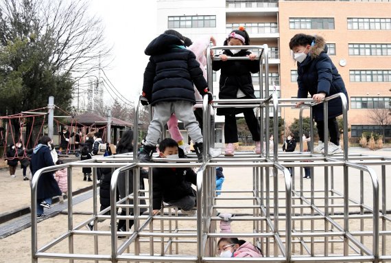 서울 장월초등학교 예비소집을 마친 어린이들이 학교 운동장에서 즐거운 시간을 보내고 있다. 사진=박범준 기자