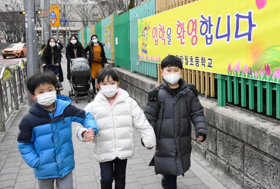 신입생들이 손을잡고 예비소집장으로 가고 있다. 사진=박범준 기자