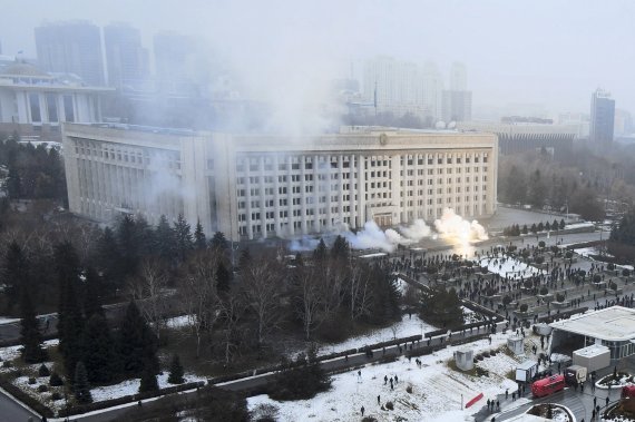 5일(현지시간) 카자흐스탄 최대 도시 알마티의 시청에서 시위대와 경찰의 충돌로 인해 연기가 피어 오르고 있다.AP뉴시스