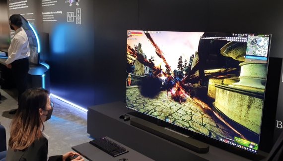 4일(현지시간) 'CES 2022' 전시관에서 삼성전자 관계자가 게임을 시연하고 있다. © 뉴스1