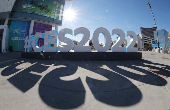 세계 최대 전자·가전·정보기술(IT) 전시회인 CES 2022 가 열리는 미국 라스베이거스 컨벤션센터에 CES2022 조형물이 설치돼 있다. 사진=뉴스1