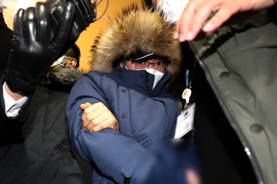 '회삿돈 2215억원 횡령' 혐의를 받는 오스템임플란트 직원 이모씨(45)가 지난 1월 6일 새벽 서울 강서경찰서로 압송되고 있다. /사진=뉴스1