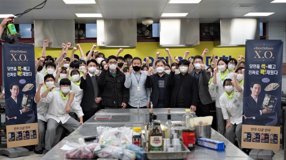 한국조리과학고등학교 학생들이 '제12회 오뚜기 요리경연대회'에 참가해 관계자들과 함께 기념촬영을 하고 있다.