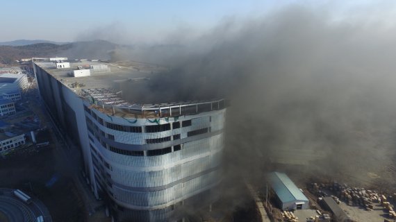 6일 오전 경기도 평택시의 한 물류센터 신축현장 화재 진압에 나선 소방관 3명이 실종돼 소방당국이 수색 작업을 벌이고 있다.