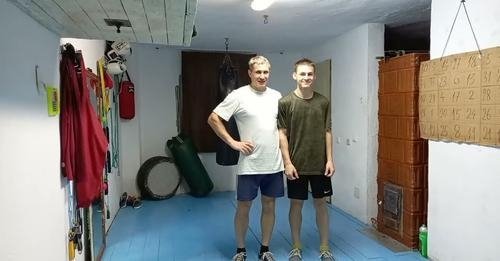 전직 권투선수 루리안 스트로에(왼쪽)와 함께 사진을 찍고 있는 줄리아노 스트로에