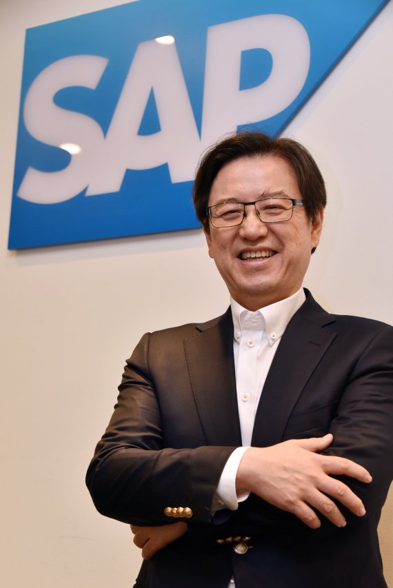 SAP 코리아 이성열 회장이 6일 서울 도곡동 SAP 코리아 본사에서 파이낸셜뉴스와 인터뷰를 진행했다. 이 회장은 경영 불확실성이 커질 수록 디지털 혁신을 앞당겨야 한다고 강조했다. 사진=서동일 기자