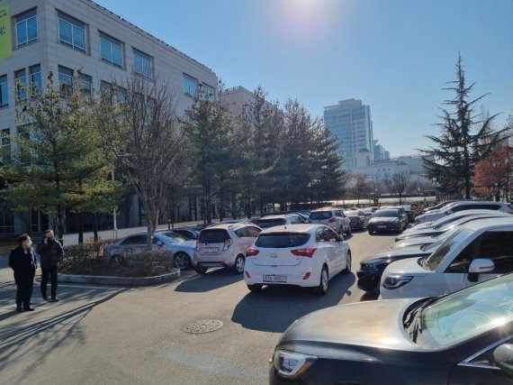 6일 대전시청 부설주차장에는 주차공간이 부족해 차량들이 이중삼중으로 주차돼 있다.© 뉴스1