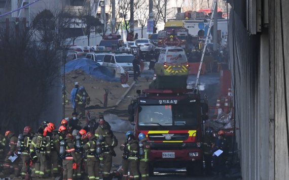 6일 오후 경기도 평택시 청북읍 한 냉동창고 화재현장에서 진화작업을 벌이다 숨진 소방관의 시신이 119 구급차량에 이송되고 있다.