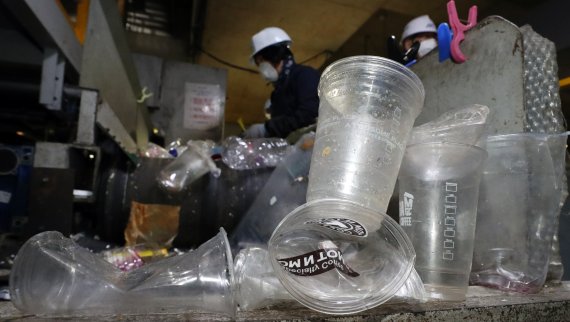 지난 5일 서울 구로구 구로자원순환센터에서 직원들이 일회용 플라스틱 컵 등을 분리 선별 작업을 하고 있다. /사진=뉴스1
