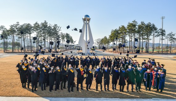 2021학년도 국방대 학위수여식…박사 1명, 석사 166명 학위