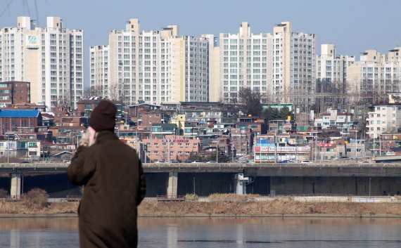 [서울=뉴시스] 고승민 기자 = 서울의 아파트 및 빌라 밀집지역 모습. 2022.01.03. kkssmm99@newsis.com