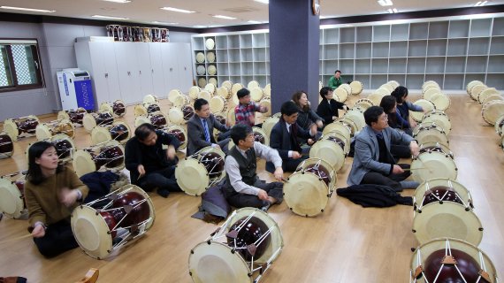 여행객들이 영동국악체험촌에서 장구 체험을 하고 있다.