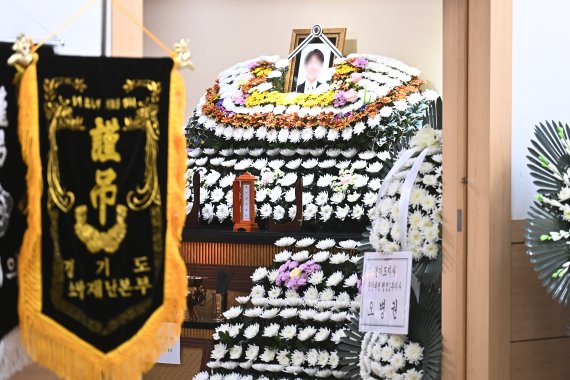 [평택=뉴시스] 김종택 기자 = 경기도 평택시 신축 공사장 화재현장에서 순직한 고 이형석 소방경의 빈소가 6일 오후 평택 제일장례식장에 마련돼 있다. 2022.01.06. jtk@newsis.com